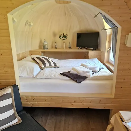 Tiny Igloo Lindstroem